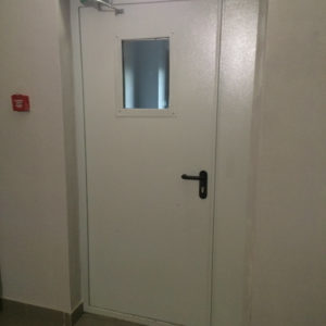 Противопожарная полуторапольная дверь со стеклом / серия FRM7286